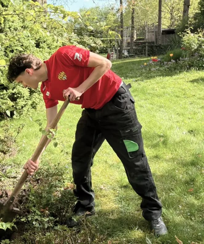 Student werkt in tuin